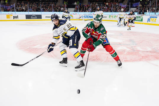 HV71s André Petersson och Frölundas Linus Nässen