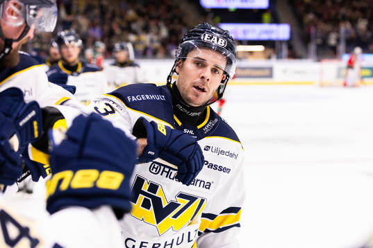 HV71s Nicholas Shore jublar