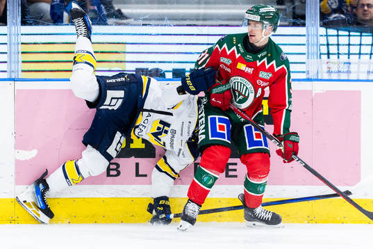 Frölundas Nicklas Lasu och HV71s Axel Landén