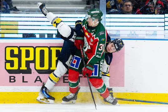 HV71s Axel Landén tacklas av Frölundas Nicklas Lasu