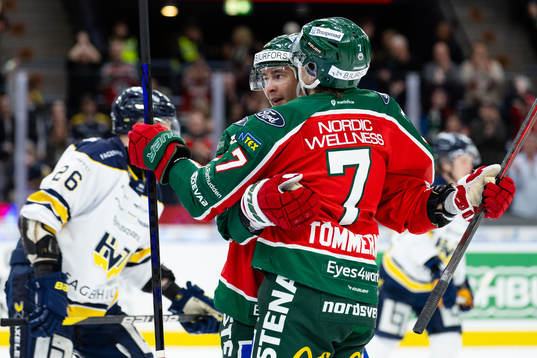 Frölundas Mikael Ruohomaa jublar ihop med Henrik Tömmernes