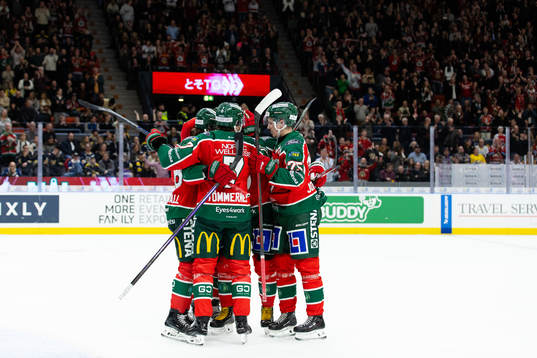 Frölundas Mikael Ruohomaa jublar ihop med lagkamrater