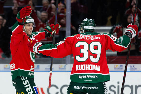 Frölundas Henrik Tömmernes jublar ihop med Mikael Ruohomaa