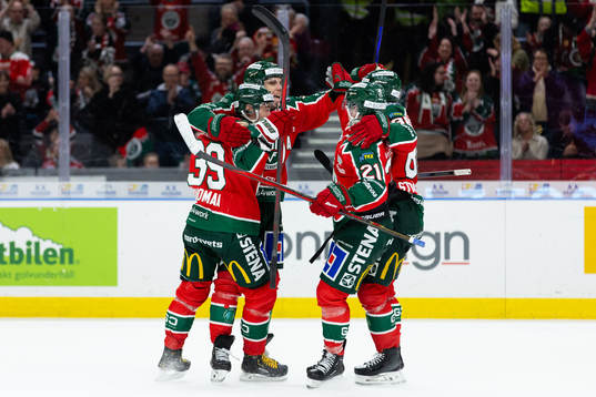 Frölundas Henrik Tömmernes jublar ihop med lagkamrater