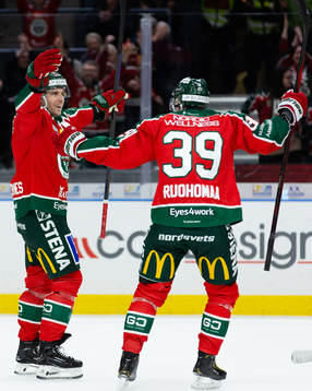Frölundas Henrik Tömmernes jublar ihop med Mikael Ruohomaa