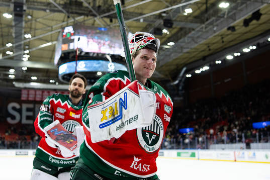 Frölundas målvakt Lars Johansson jublar
