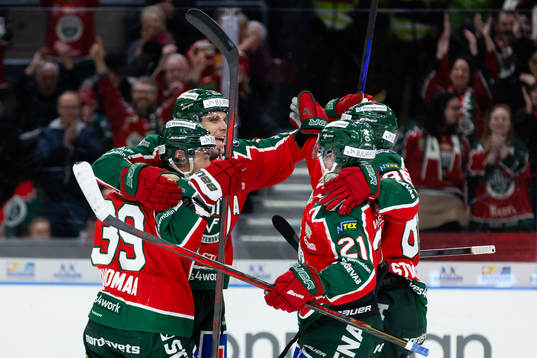 Frölundas Henrik Tömmernes jublar ihop med lagkamrater