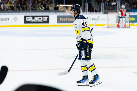 HV71s Hugo Fransson lämnar isen