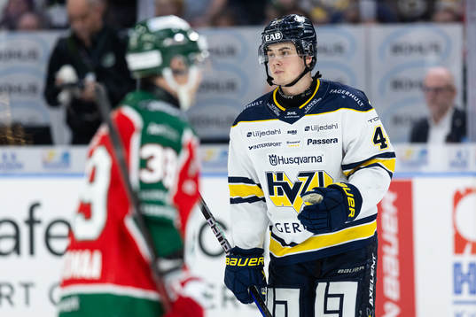 HV71s Hugo Fransson lämnar isen