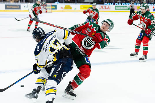 HV71s Isac Brännström och Frölundas Carl Klingberg