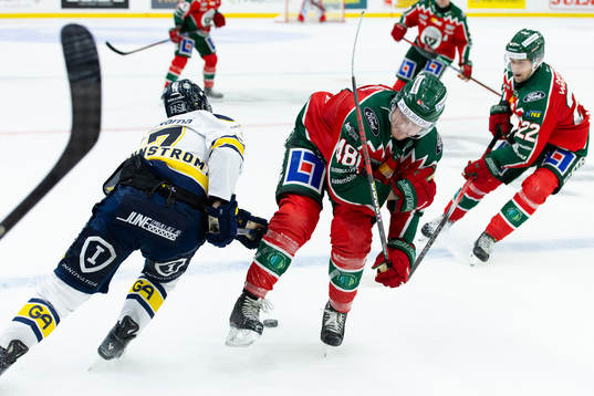 HV71s Isac Brännström och Frölundas Carl Klingberg
