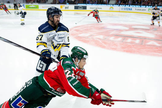 HV71s Oliwer Kaski tacklar Frölundas Linus Nässen