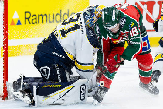 HV71s målvakt Joni Ortio och Frölundas Linus Öberg