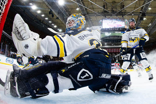 HV71s målvakt Joni Ortio med en räddning