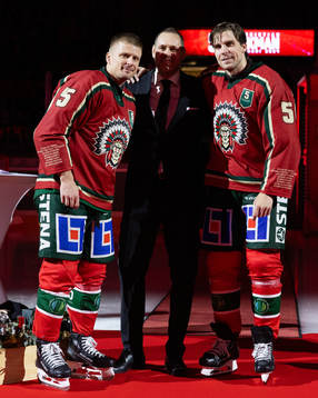 Frölundas Nicklas Lasu och Henrik Tömmernes uppvaktar