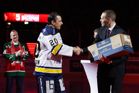 HV71s lagkapten André Petersson uppvaktar Christian