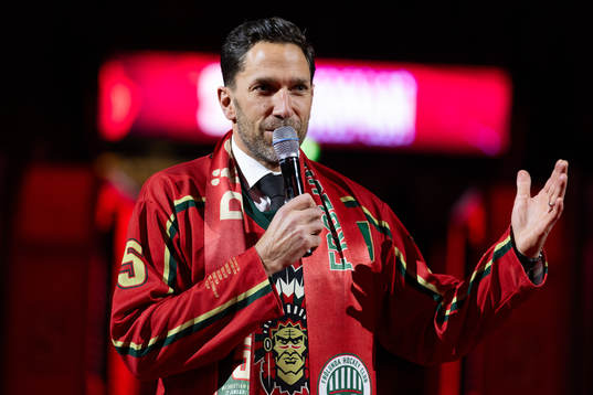 Joel Lundqvist håller ett tal för Christian Bäckman