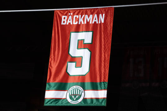 Christian Bäckmans nummer 5 hissas i taket