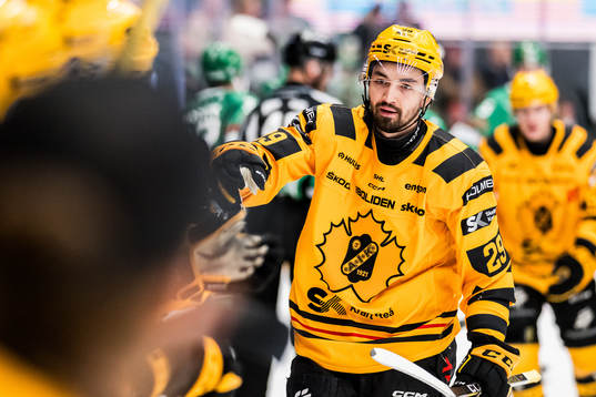 Skellefteås Dylan Sikura jublar