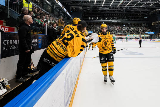 Skellefteås Dylan Sikura jublar
