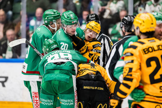 Rögles Brandon Davidson och Skellefteås Andreas Johnson