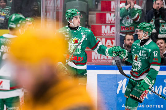 Rögles Lian Bichsel och Brady Ferguson jublar