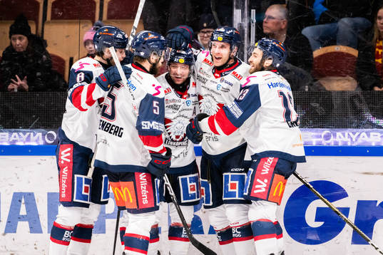 Linköpings Patrick Russell jublar med lagkamrater
