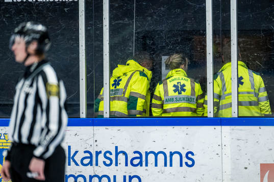 Matchen avbryts på grund av sjukdomsfall på läktaren