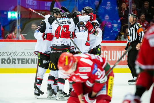Malmö Redhawks Carl Persson jublar med lagkamrater