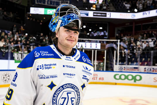Leksands målvakt Filip Larsson jublar