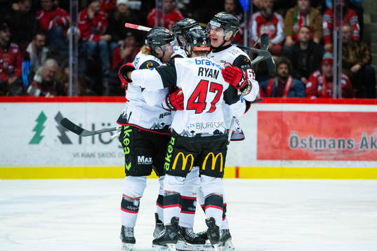 Malmö Redhawks Carl Persson jublar med lagkamrater