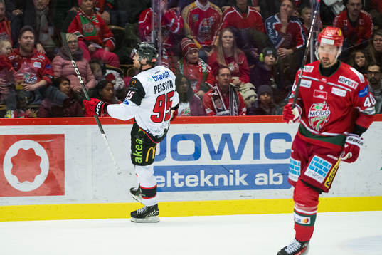 Malmö Redhawks Carl Persson jublar