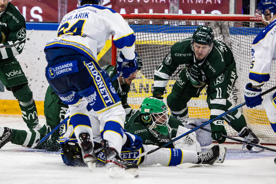 Färjestads målvakt Victor Brattström och Joakim Nygård
