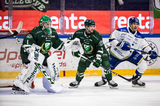 Färjestads målvakt Victor Brattström och Axel Bergkvist