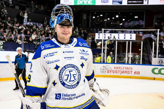 Leksands målvakt Filip Larsson jublar