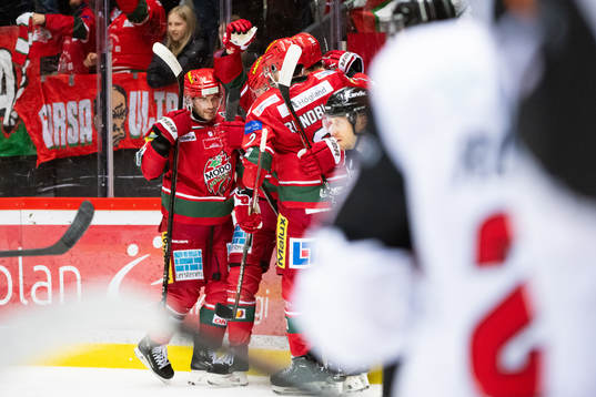 MoDos Theodor Niederbach jublar med lagkamrater