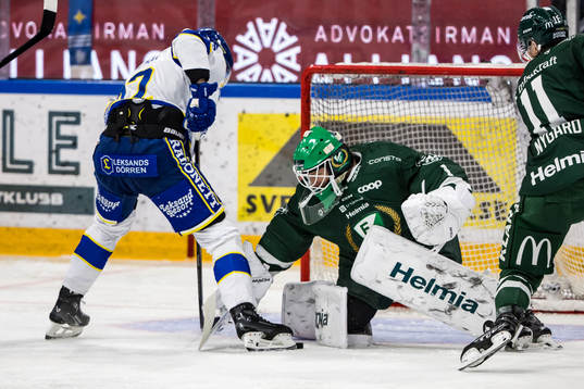 Leksands Lukas Vejdemo och Färjestads målvakt Victor