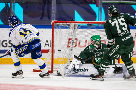 Leksands Oskar Lang gör 0-4 bakom Färjestads målvakt