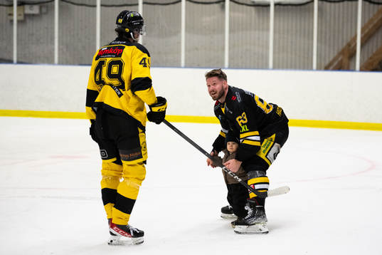 Panters Viktor Holmqvist med sonen och Vänersborgs Dmitri
