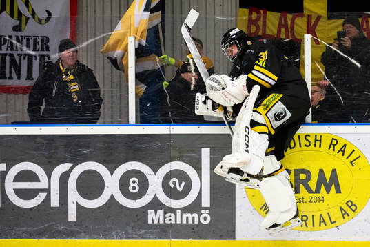 Panters målvakt Lucas Arrhagen jublar