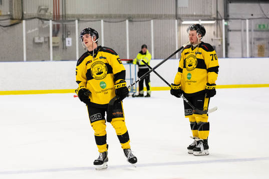 Vänersborgs Topias Saikkonen och Linus Andersson deppar