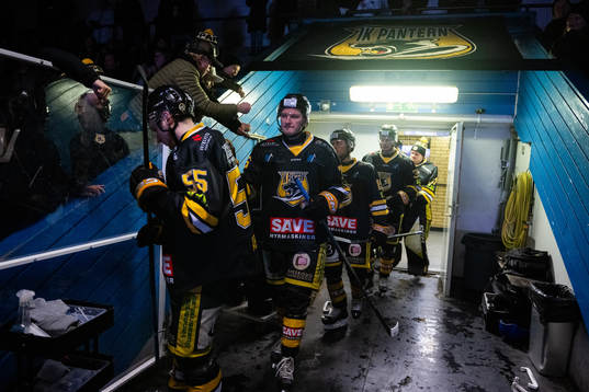 Panters spelare gör entré