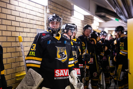 Panters målvakt Lucas Arrhagen gör sig redo för entré