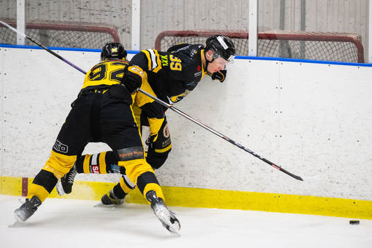 Panters Nicolas Erb-Ekholm och Vänersborgs Johan Larsson