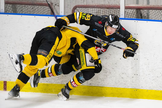 Panters Nicolas Erb-Ekholm och Vänersborgs Johan Larsson