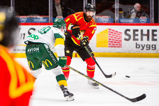Björklövens Joel Mustonen och Brynäs Jordie Benn