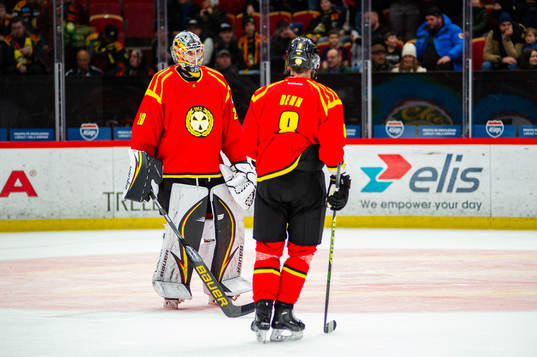 Brynäs målvakt Damian Clara och Jordie Benn deppar