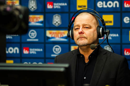 Brynäs tränare Niklas Gällstedt blir intervjuad av TV4