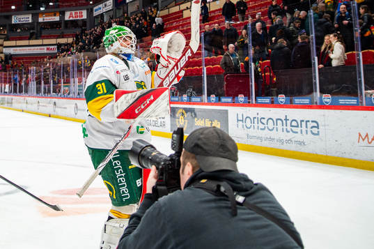Björklövens målvakt Niklas Svedberg jublar