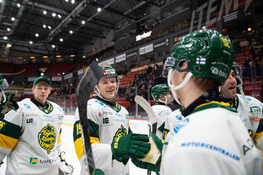 Björklövens Liam Dower Nilsson och Viljami Juusola jublar